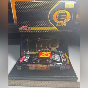 NASCAR Jerry Nadeau #25 UAW Delphi 2001 Monte Carlo Elite 1:24 model